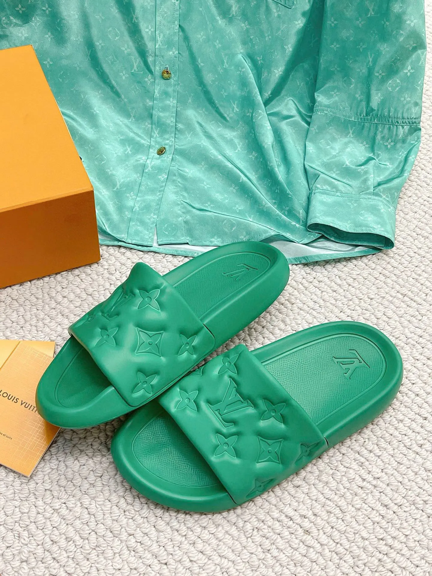 Factory price: 260💰【𝐋𝐕 Slippers】▪️Shoe size: Men's 38-45 ▪️Packaging: Counter top quality~original packaging 𝟐𝟎𝟐3 Louis Vuitton counter's new embossed slippers, L's monogram embossed slippers, Waterfront sandals are back, the upper buckle is embossed with LV's iconic Monogram pattern. Made of waterproof rubber with a comfortable and resilient insole. The lightweight, flexible outsole is embossed with the Louis Vuitton logo. ▪️Fabric: Original molded rubber foam surface ▪️Technology: embossed logo ▪️Sole: Original molded rubber foam outsole ▪️Sole thickness: 3CM.